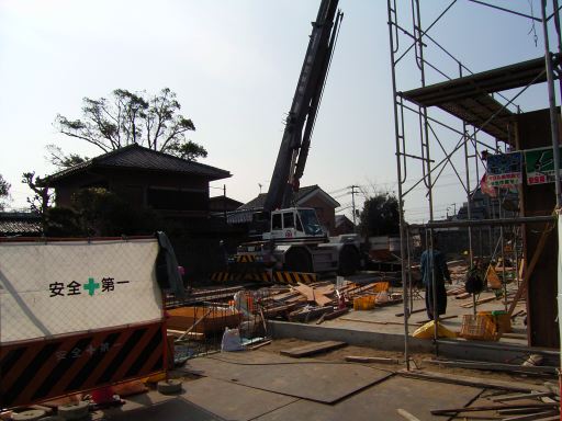 [! Photo: Institute site, a crane over the storage area, 2005. 1.19]